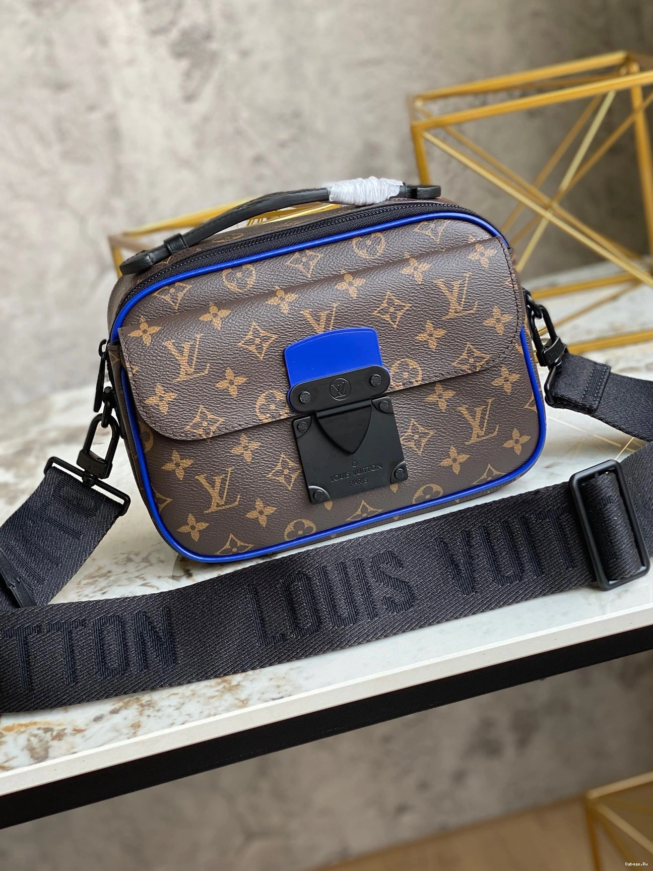 LOUIS S LOCK MESSENGER VUITTON 0801